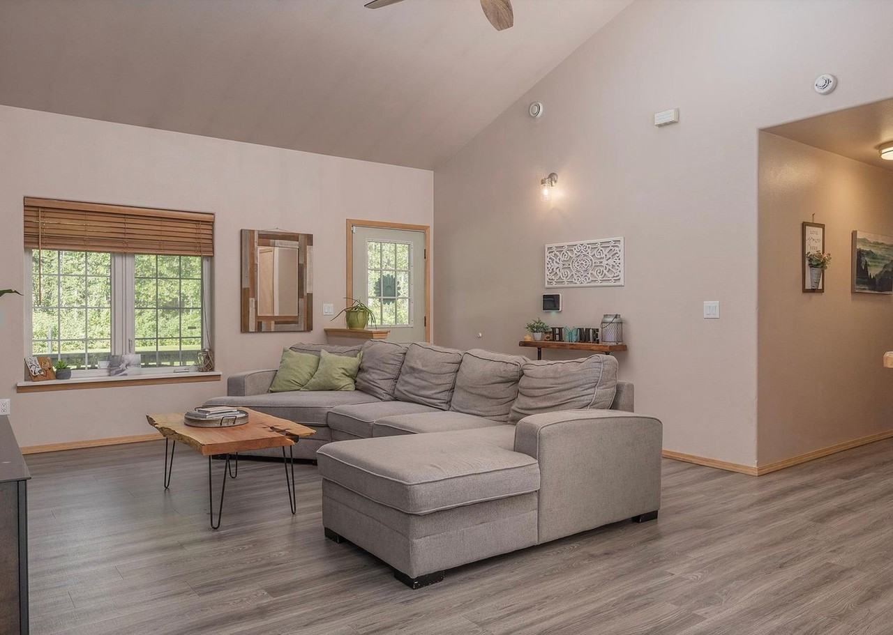 3321 Mallory Rd - Photo 2 of 27