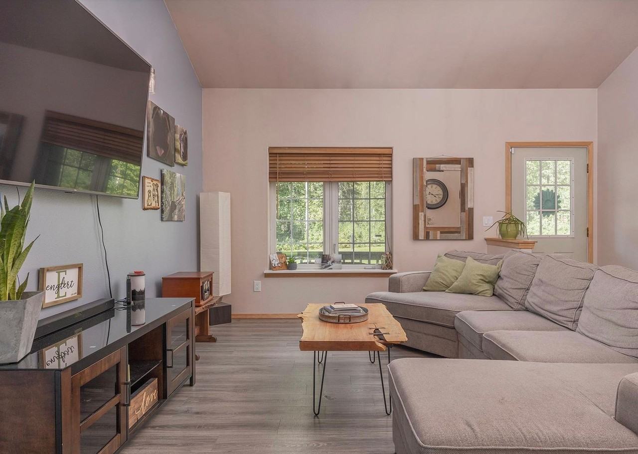 3321 Mallory Rd - Photo 3 of 27