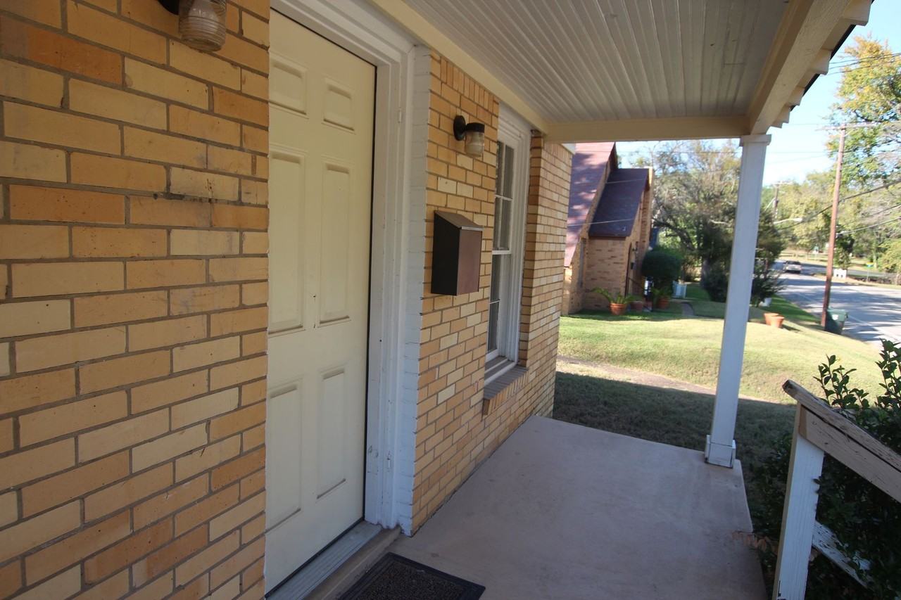 845 S Donnybrook Ave - Photo 4 of 25