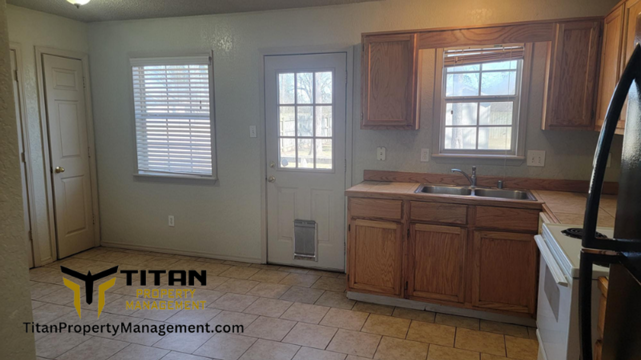 718 Tee St - Photo 4 of 16