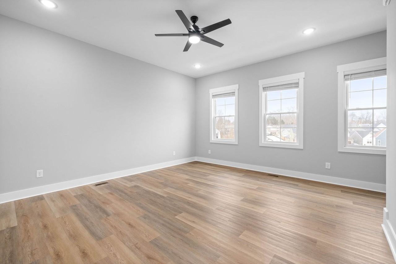 225 Charleston Ave - Photo 4 of 36