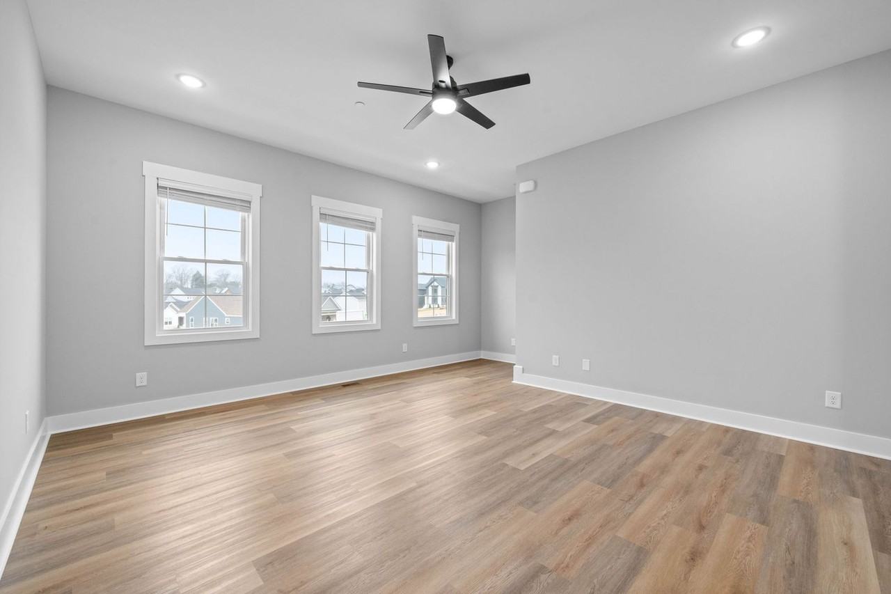 225 Charleston Ave - Photo 5 of 36