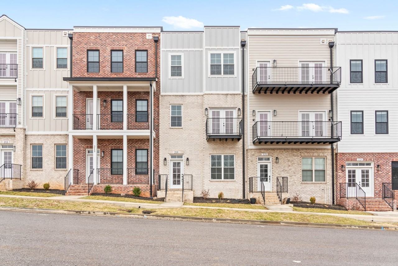 219 Charleston Ave - Photo 2 of 35