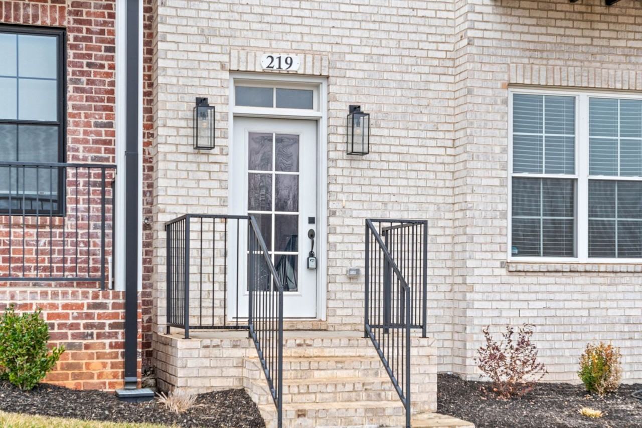 219 Charleston Ave - Photo 3 of 35