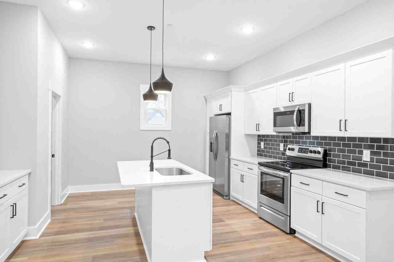 219 Charleston Ave - Photo 5 of 35