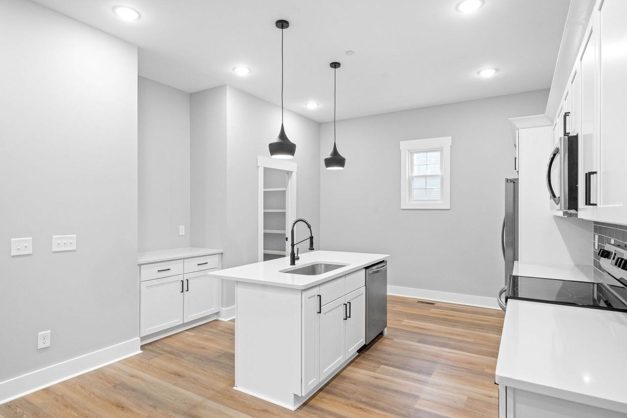 219 Charleston Ave - Photo 6 of 35