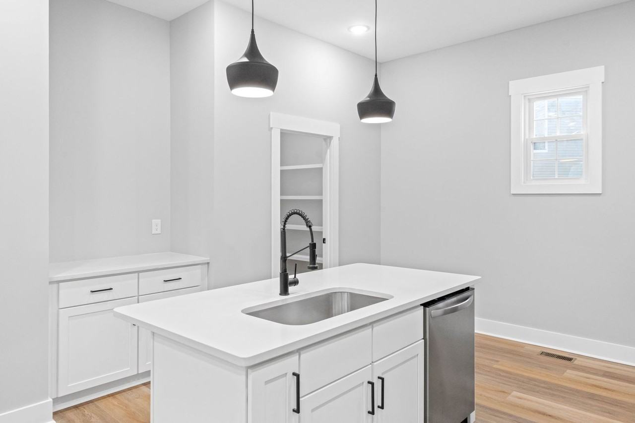 219 Charleston Ave - Photo 7 of 35