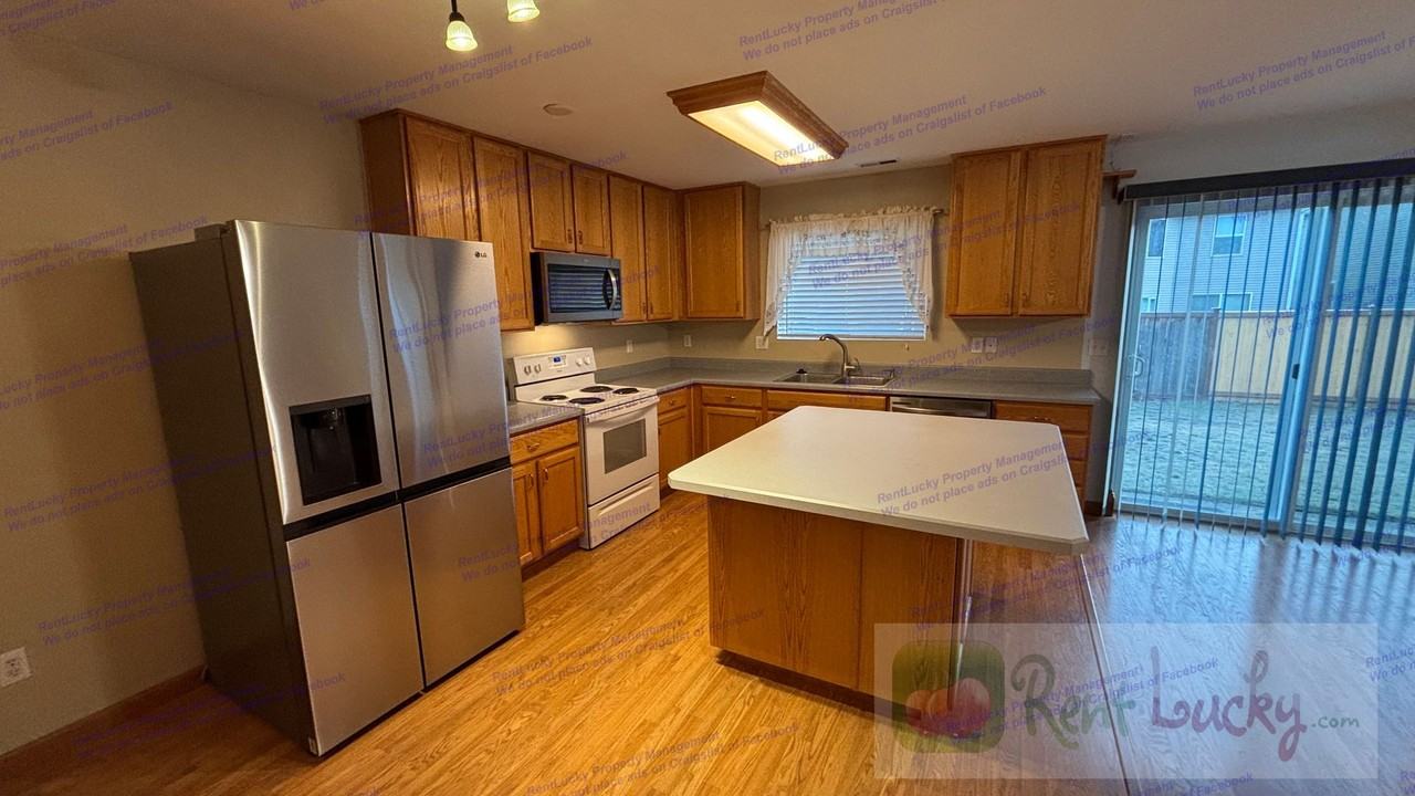 9441 Country Hollow Dr E - Photo 3 of 30