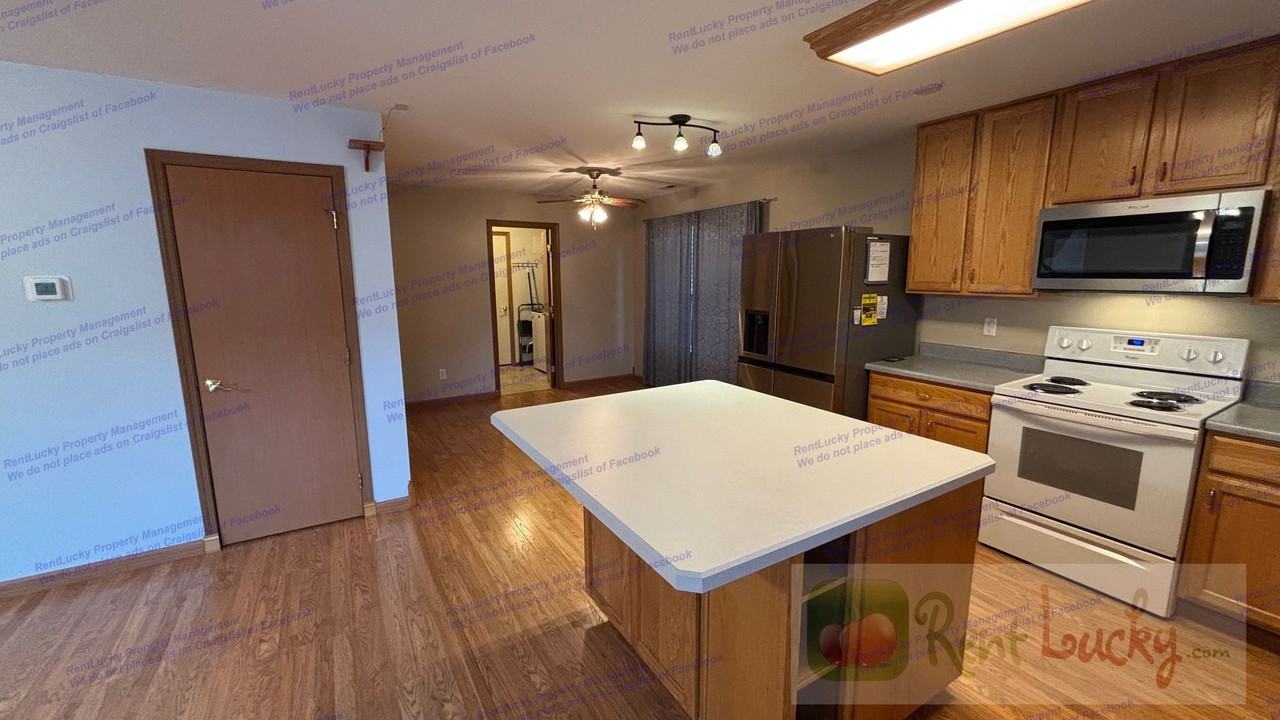 9441 Country Hollow Dr E - Photo 4 of 30