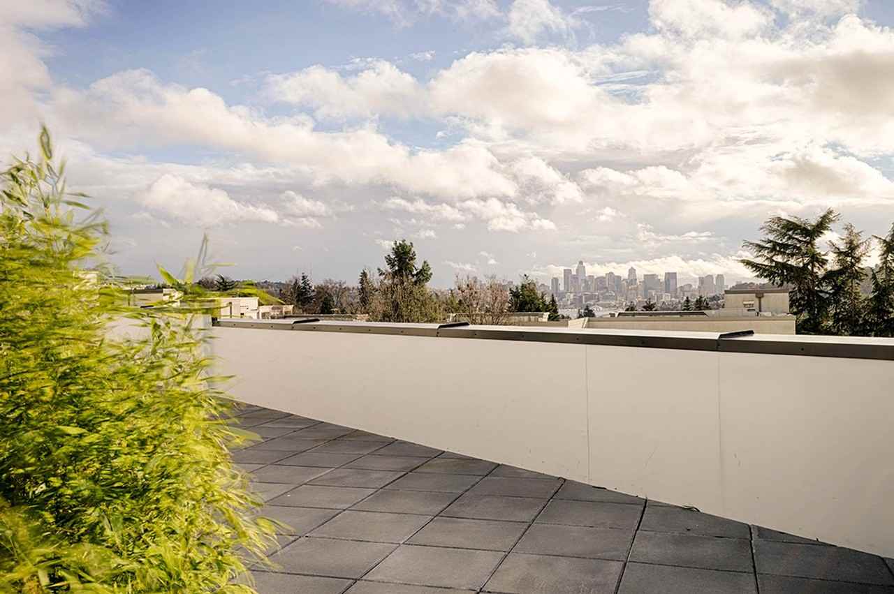 1240 Wallingford - Photo 2 of 5