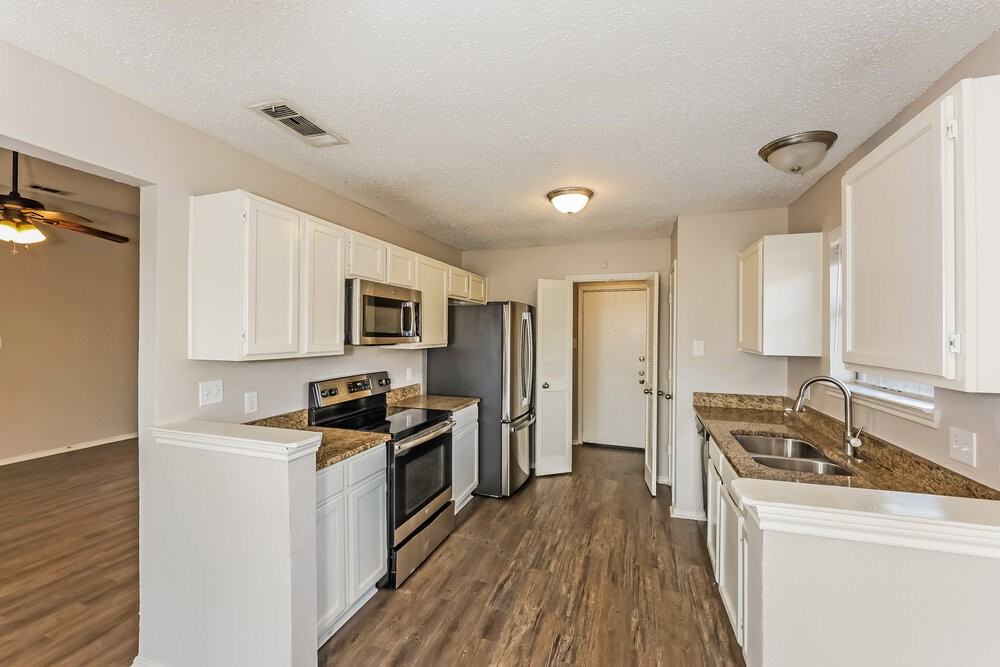 2605 Hartford Ln - Photo 6 of 16