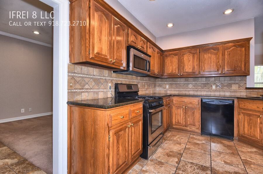 300 S 63rd St - Photo 4 of 29