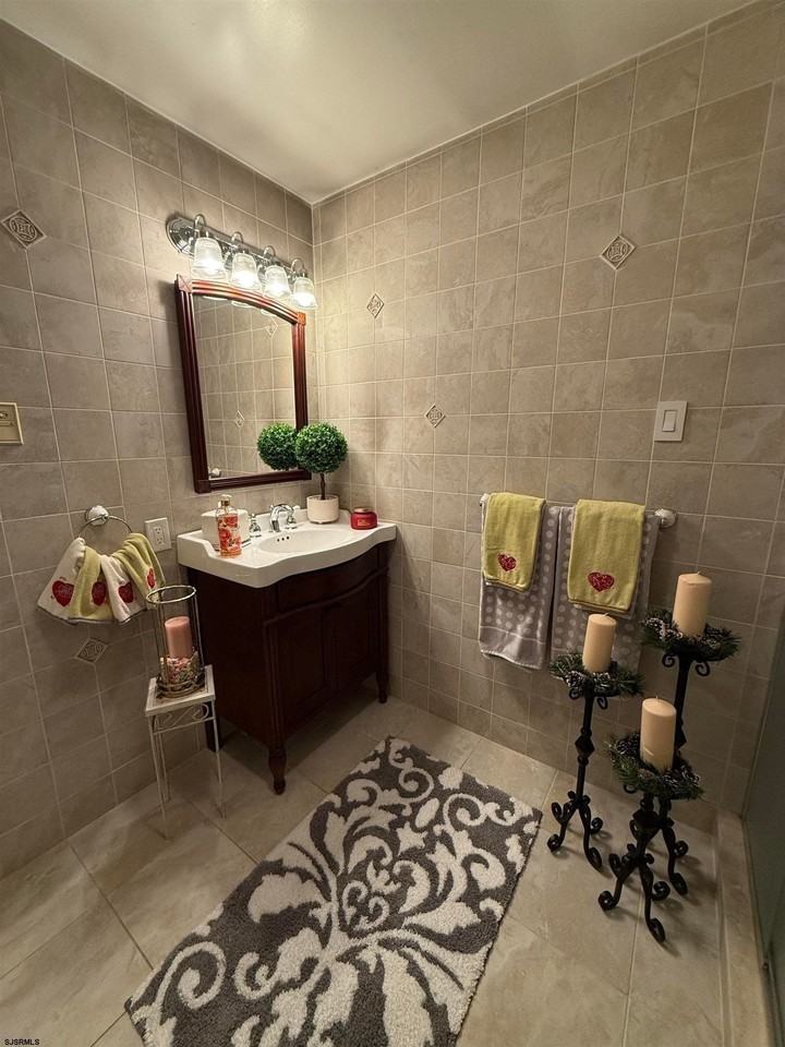 8401 Wellington Ave - Photo 4 of 32