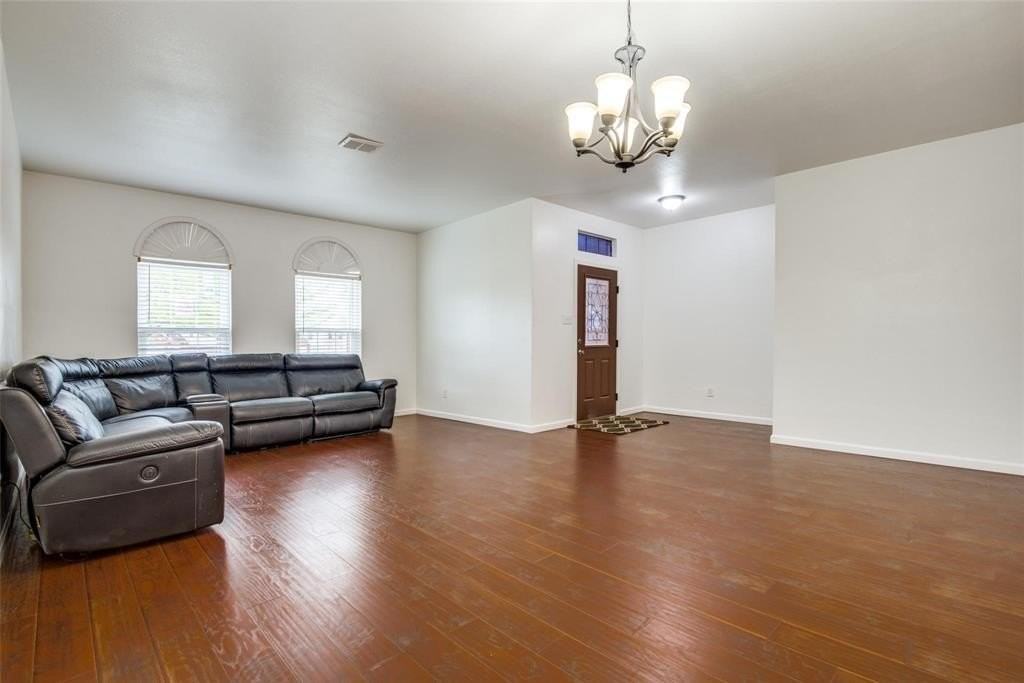 9720 Kingsmill Dr - Photo 3 of 25