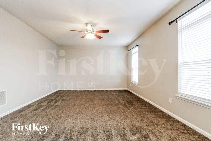 10463 Hunters Crossing Blvd - Photo 2 of 15