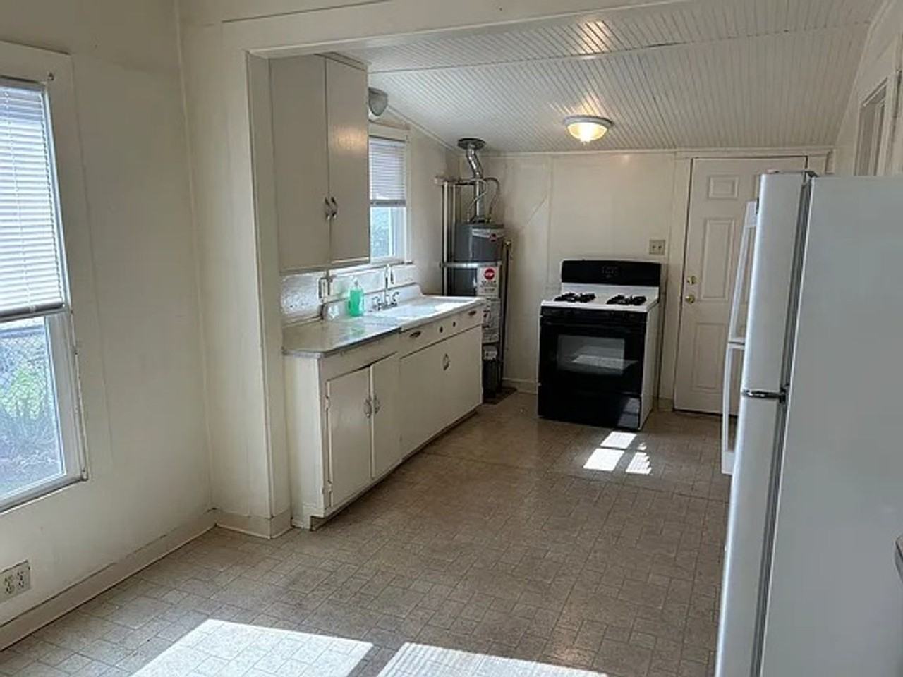 2715 L St - Photo 3 of 6