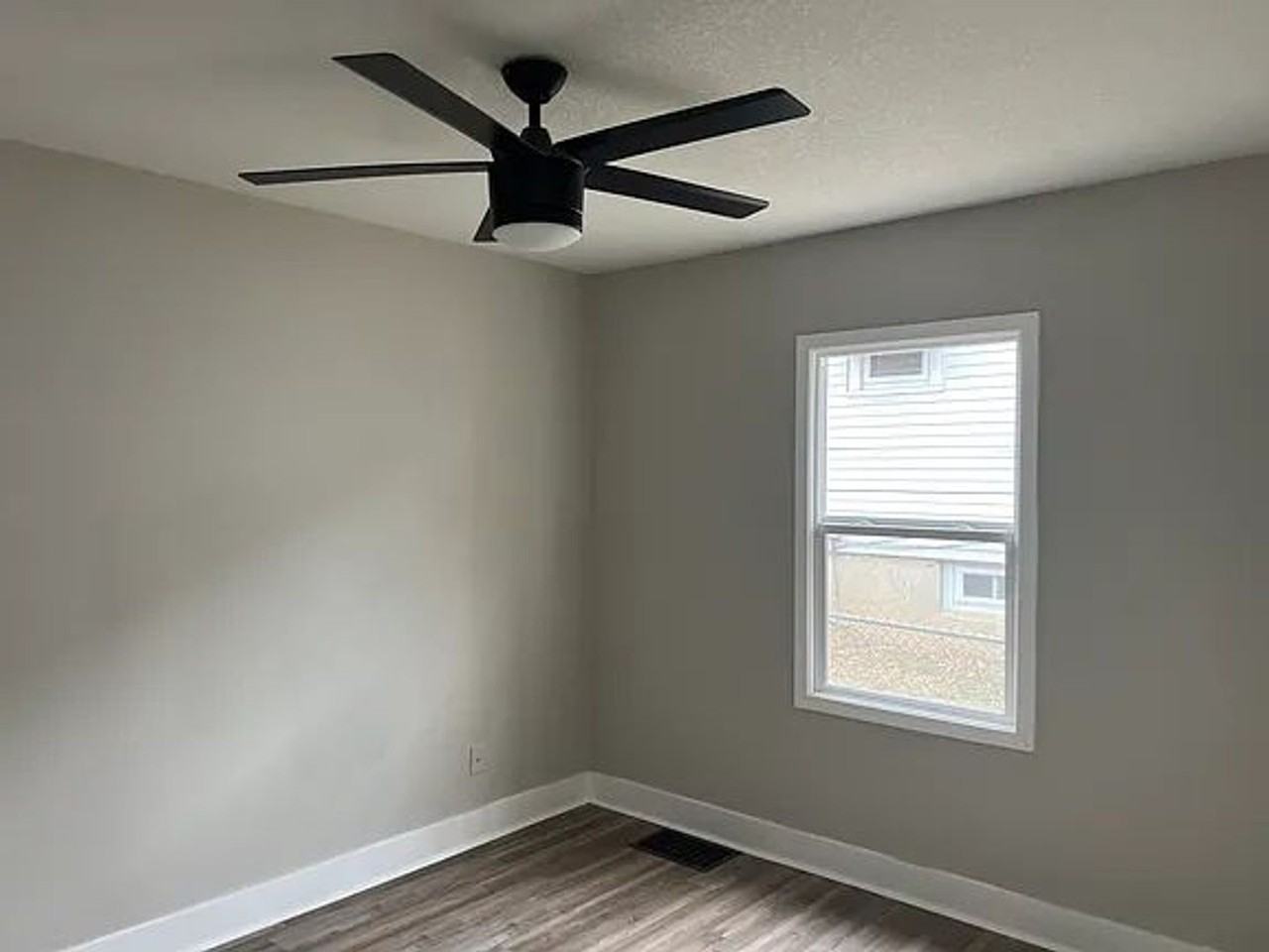 3163 Rowland Ave - Photo 3 of 19