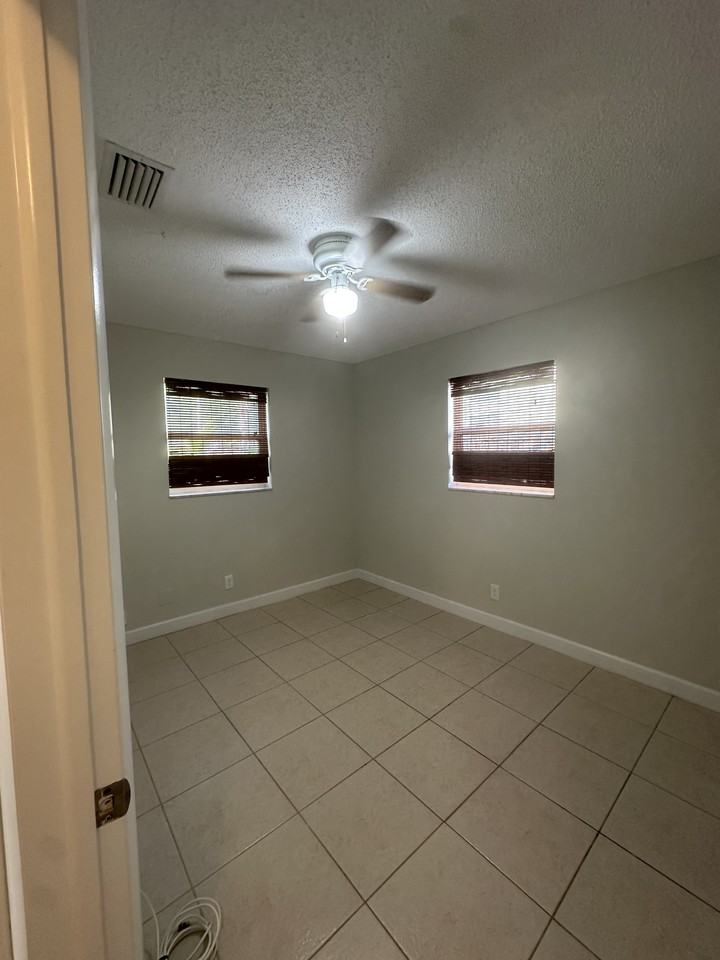 8908 Se Parkway Dr #NA - Photo 6 of 12