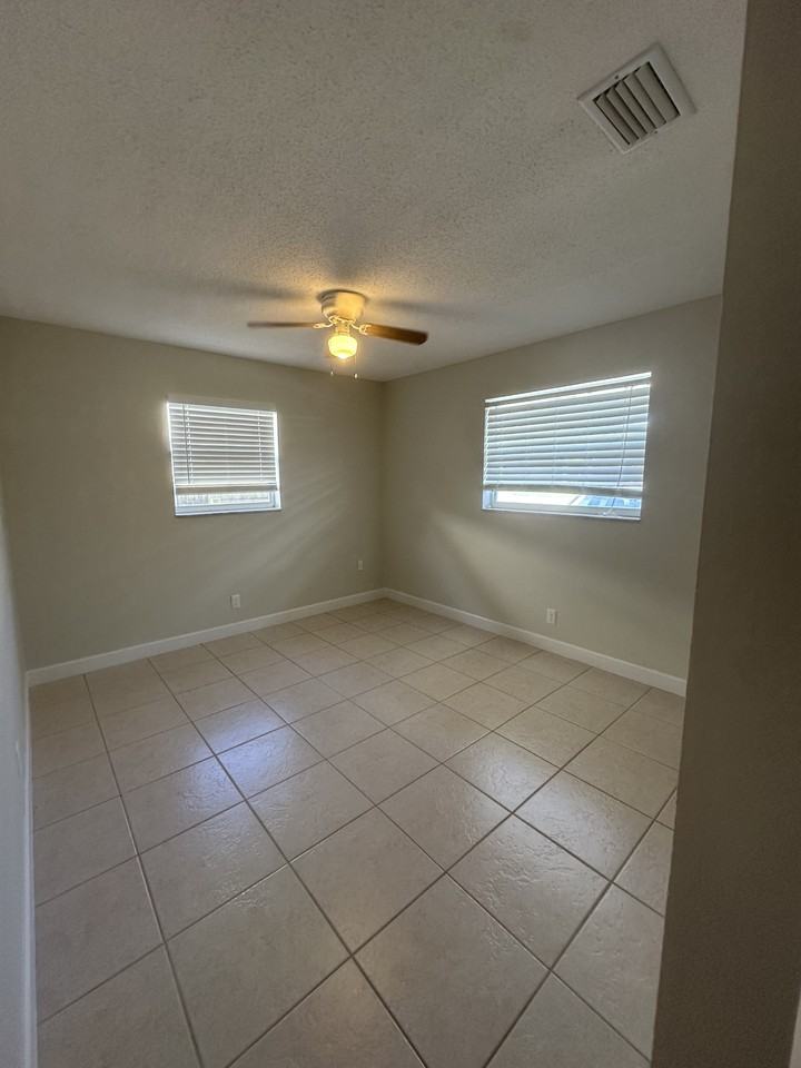 8908 Se Parkway Dr #NA - Photo 7 of 12
