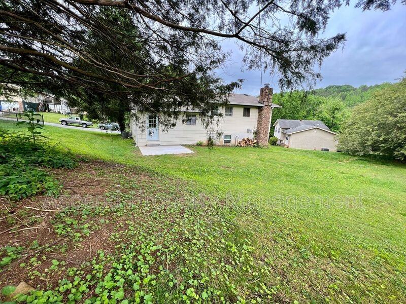 903 Valerie Ln - Photo 4 of 29