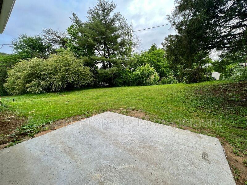 903 Valerie Ln - Photo 5 of 29