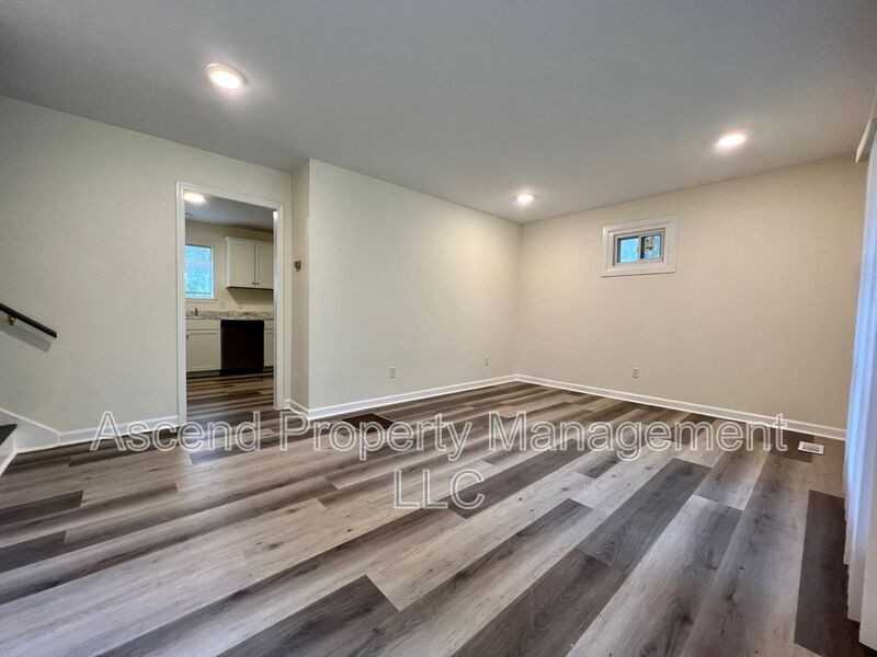 903 Valerie Ln - Photo 7 of 29