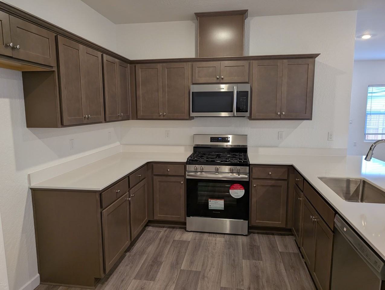 1045 Deerhorn Dr W - Photo 3 of 29