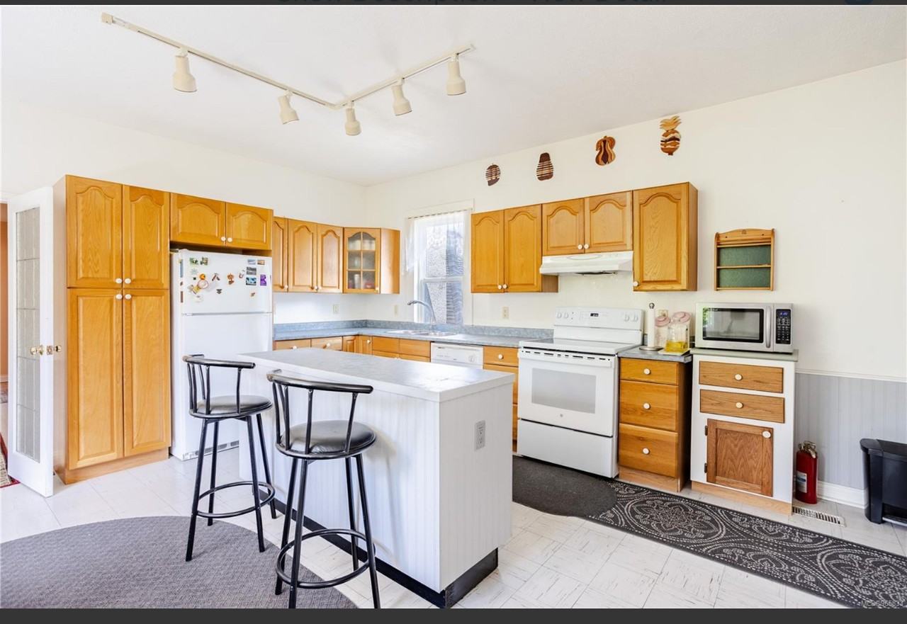 657 Farquhar Street - Photo 3 of 21