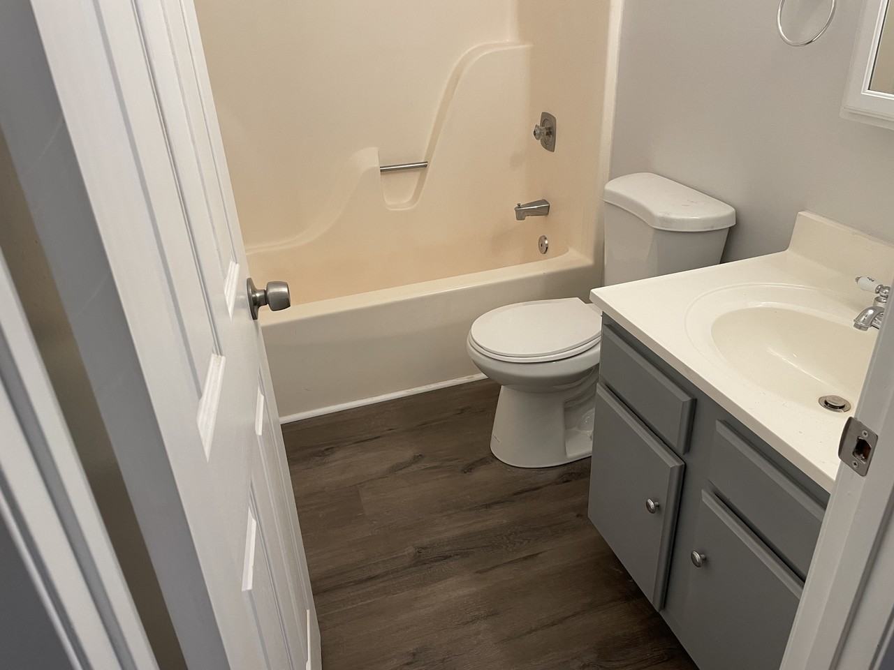1909 Meadowview Ln #NA - Photo 5 of 15