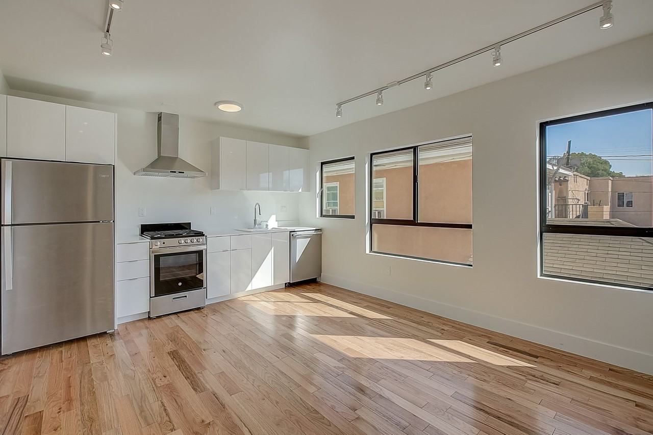 513 N HELIOTROPE DR - Photo 3 of 27