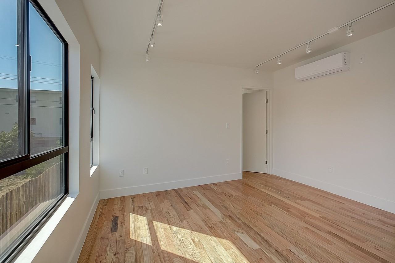 513 N HELIOTROPE DR - Photo 4 of 27