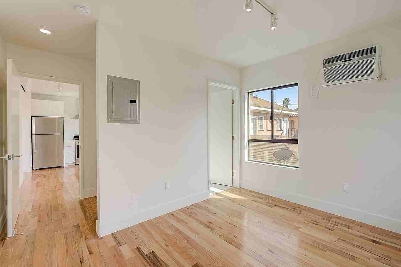 513 N HELIOTROPE DR - Photo 5 of 27