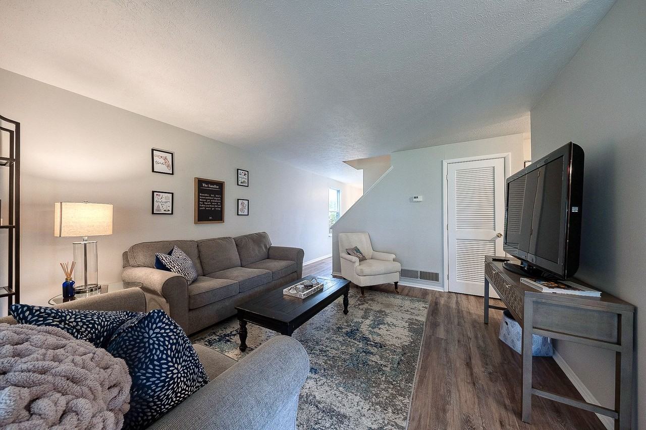 13 Greenwich Ct - Photo 3 of 17