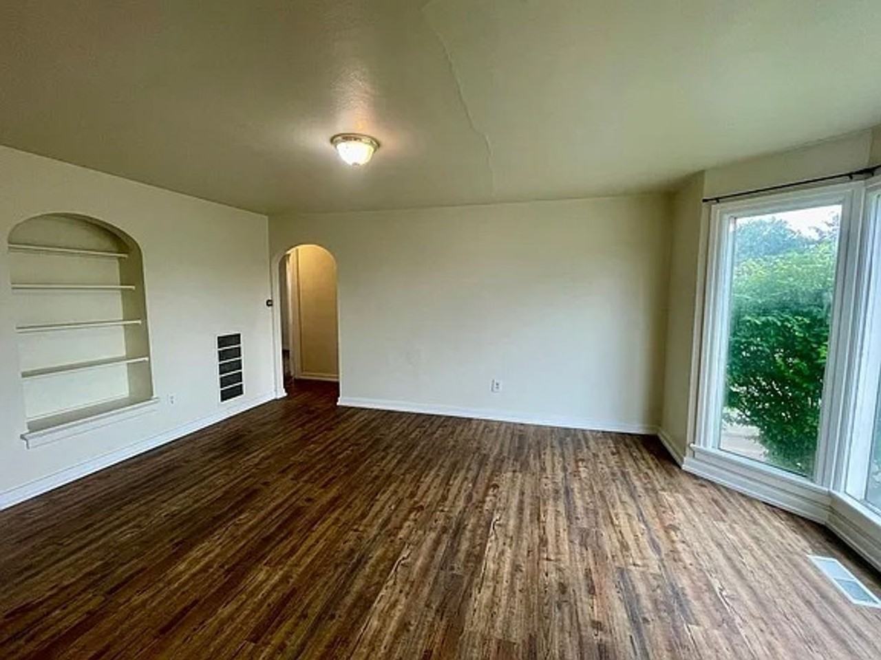 1102 Sw Goodwin Pl - Photo 3 of 12