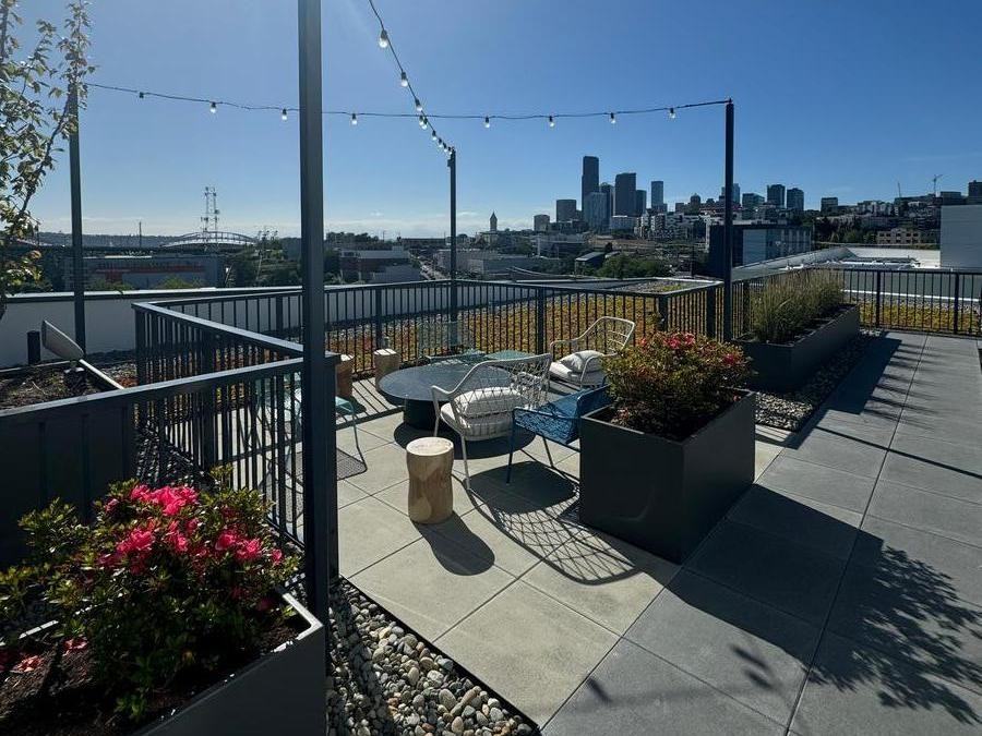 622 Rainier Ave S - Photo 5 of 9