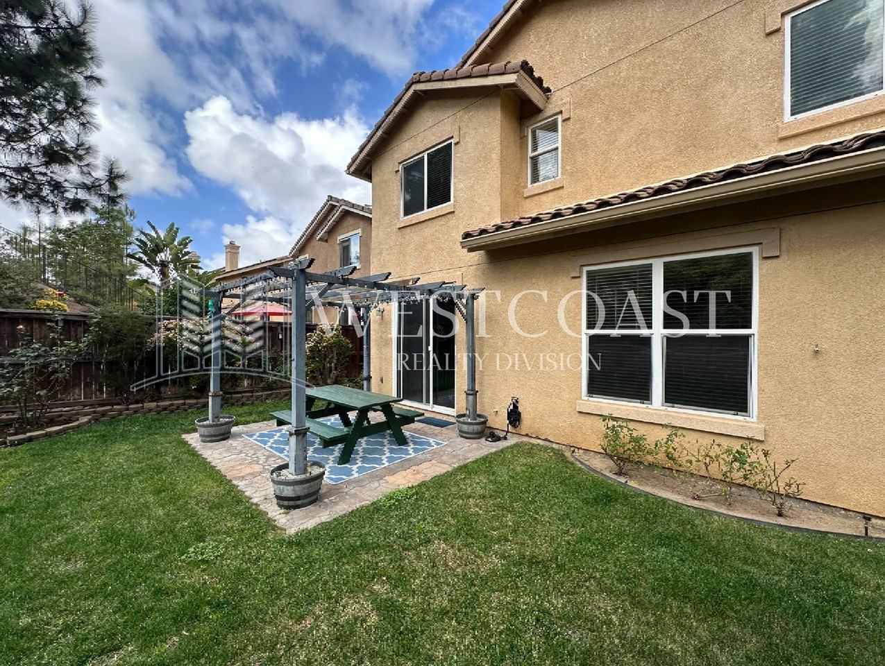 820 Silver Dr - Photo 2 of 32