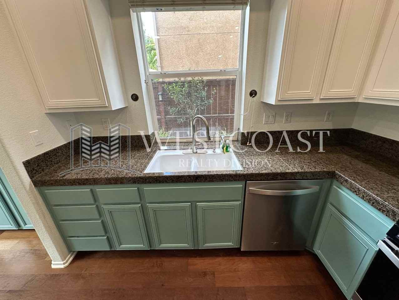 820 Silver Dr - Photo 4 of 32