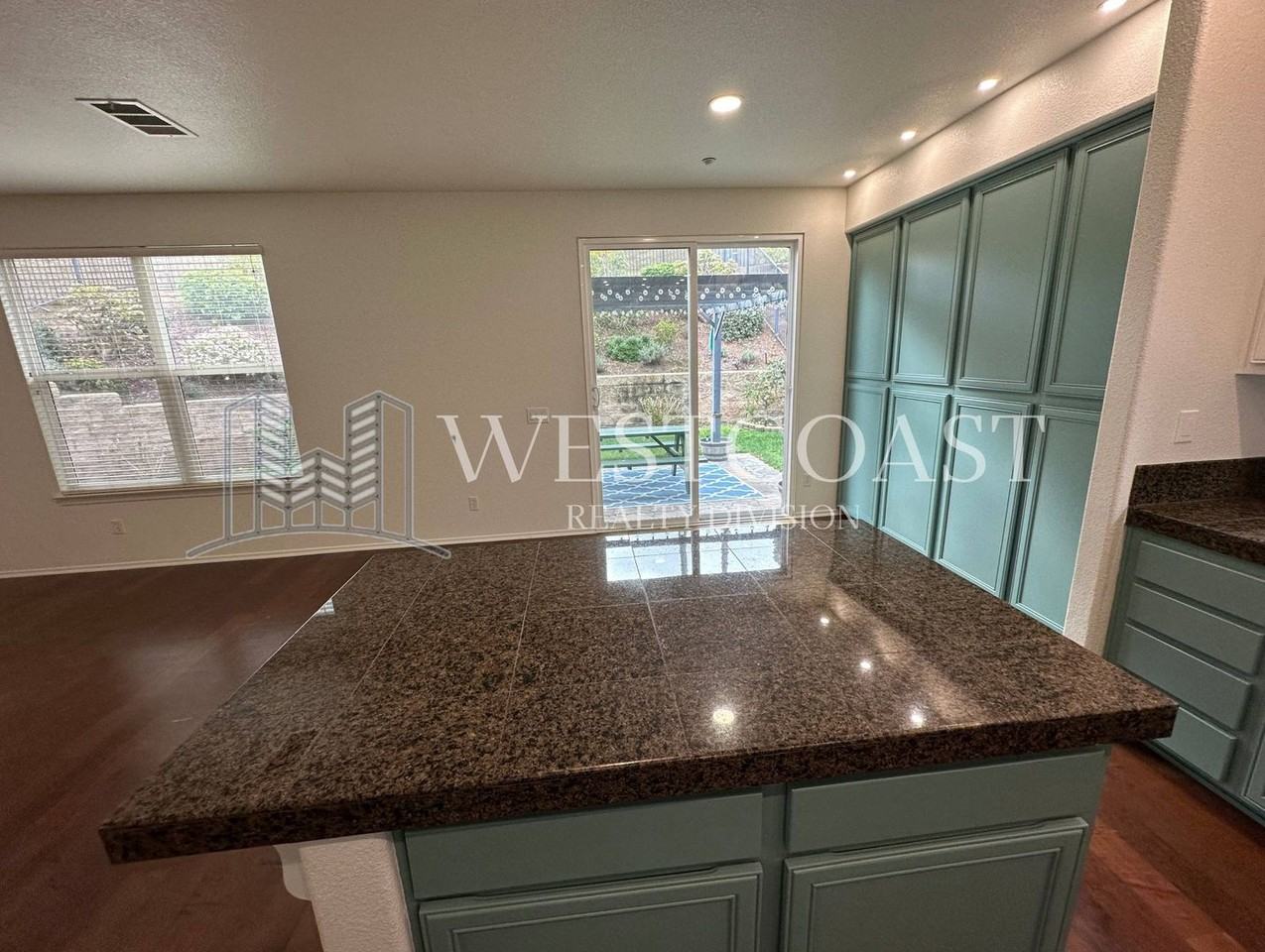 820 Silver Dr - Photo 5 of 32