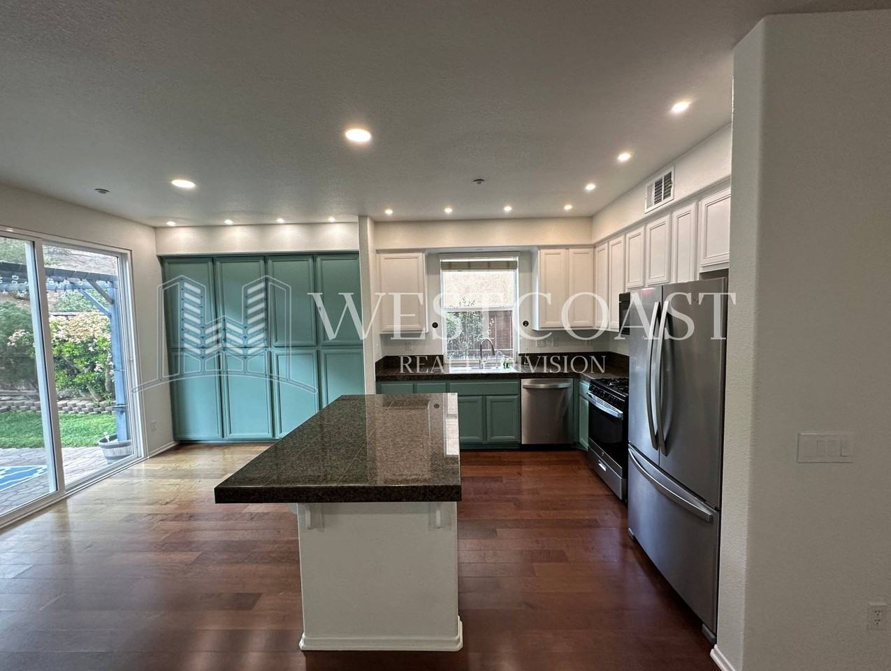 820 Silver Dr - Photo 6 of 32