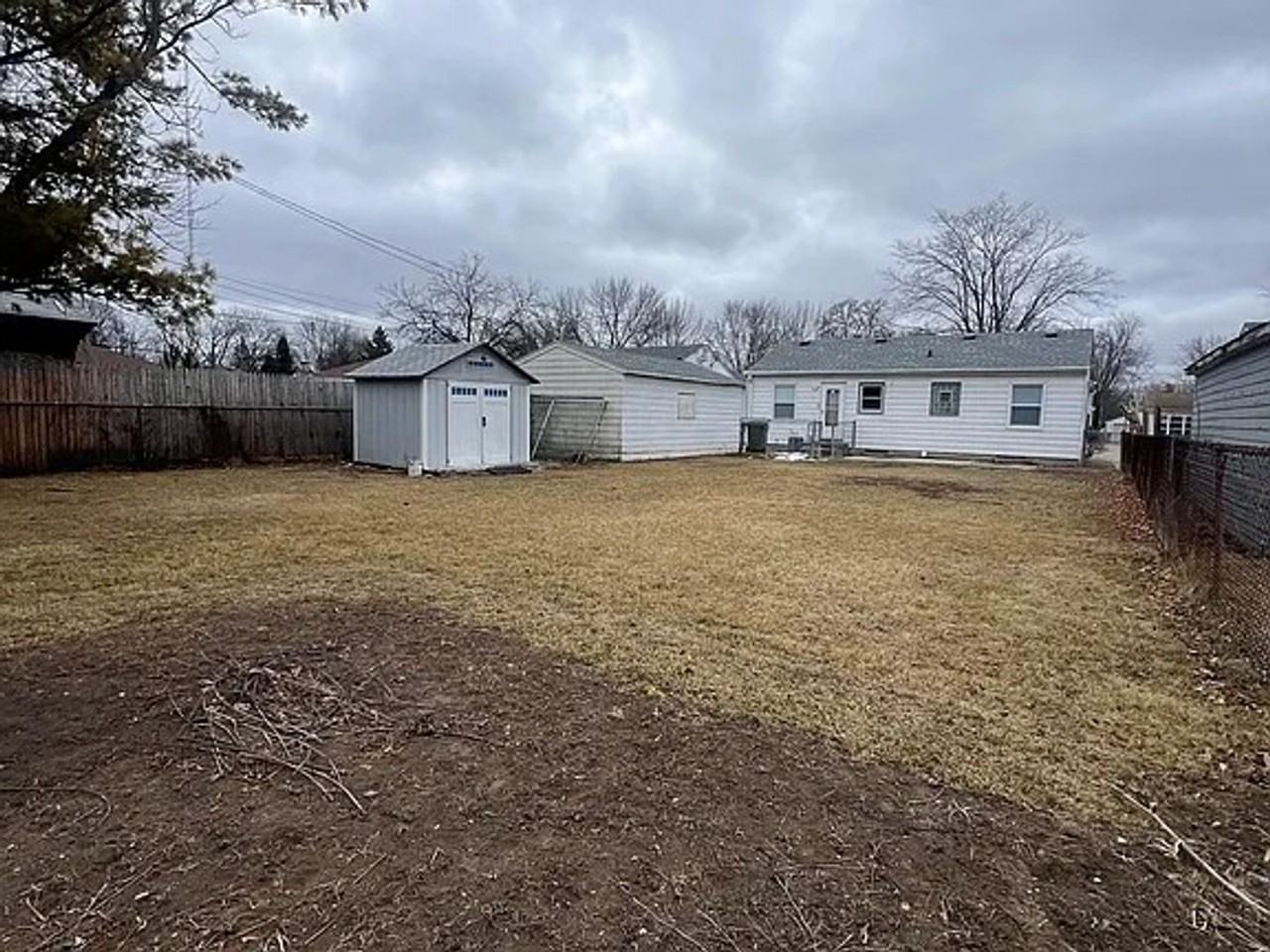 2240 W Lawn Ave - Photo 2 of 16