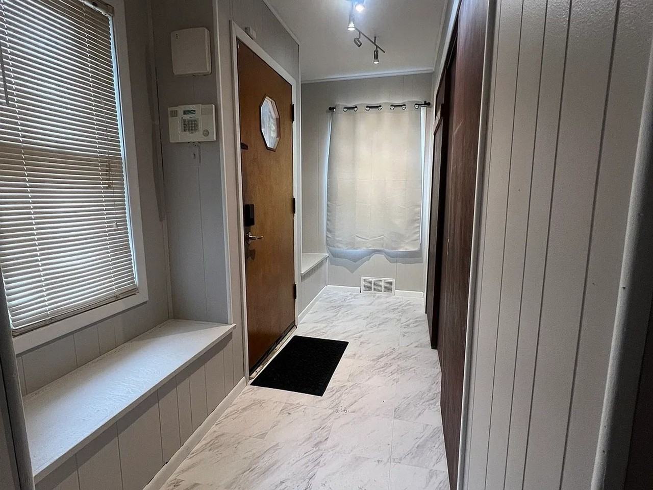 2240 W Lawn Ave - Photo 3 of 16