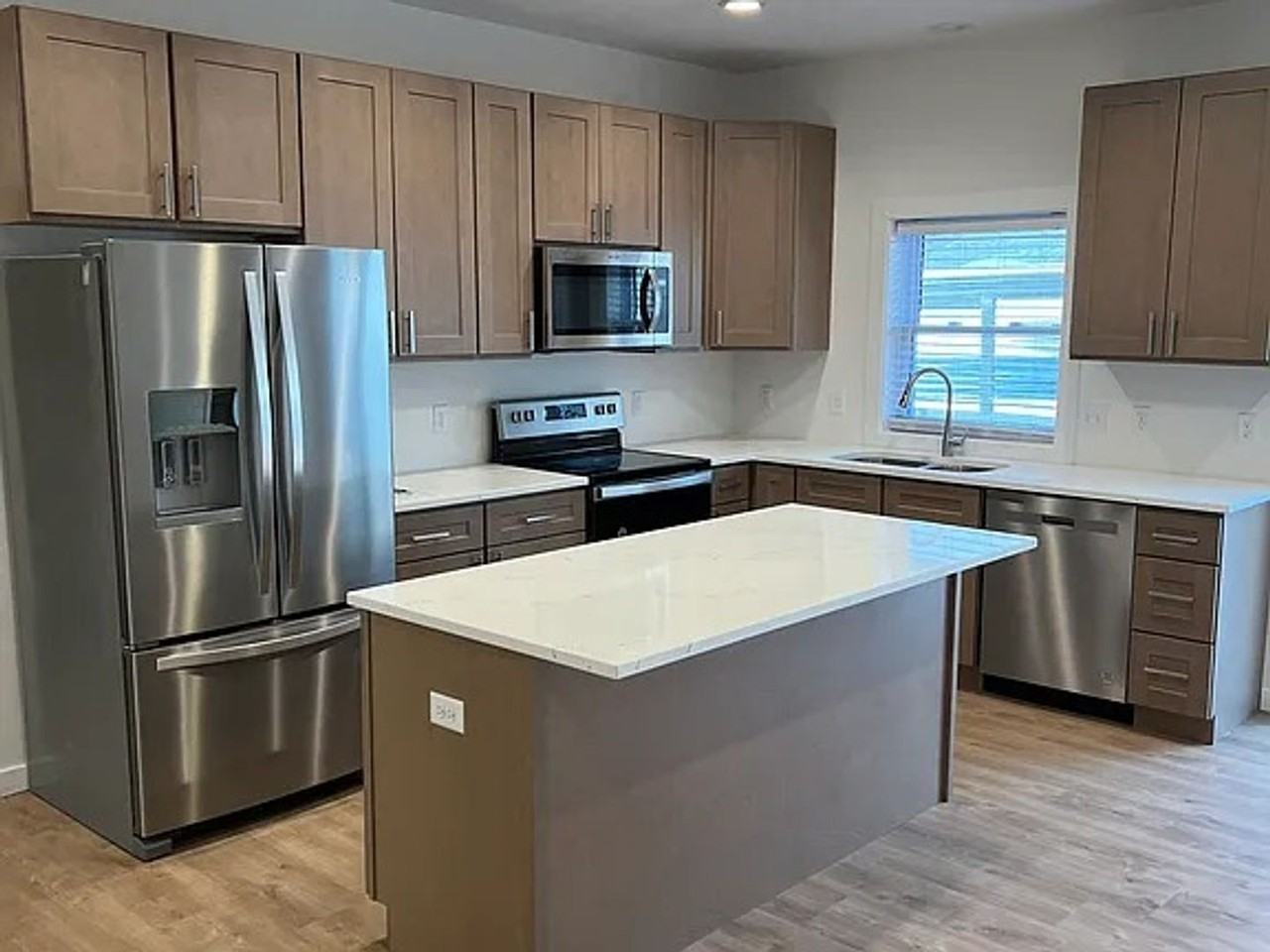 1423 21st St - Photo 2 of 16