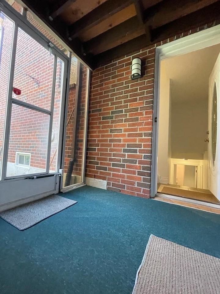 989 Mountcastle Cres - Photo 2 of 10