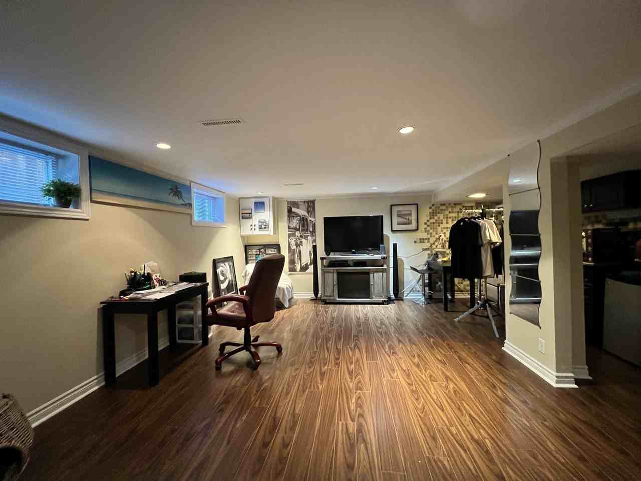 35 Vanderbrent Cres - Photo 2 of 20