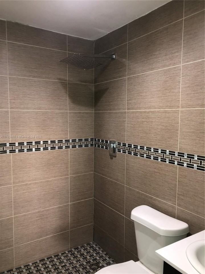 27XX Collins Ave #209 - Photo 4 of 8