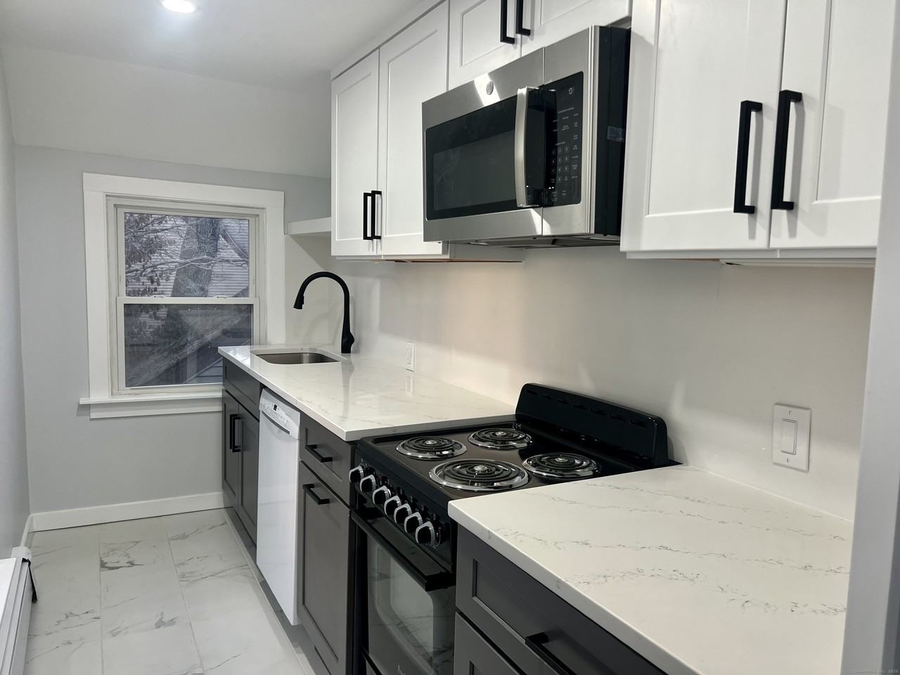 100 Holmes Unit# 1st Fl (Left door) - Photo 5 of 30