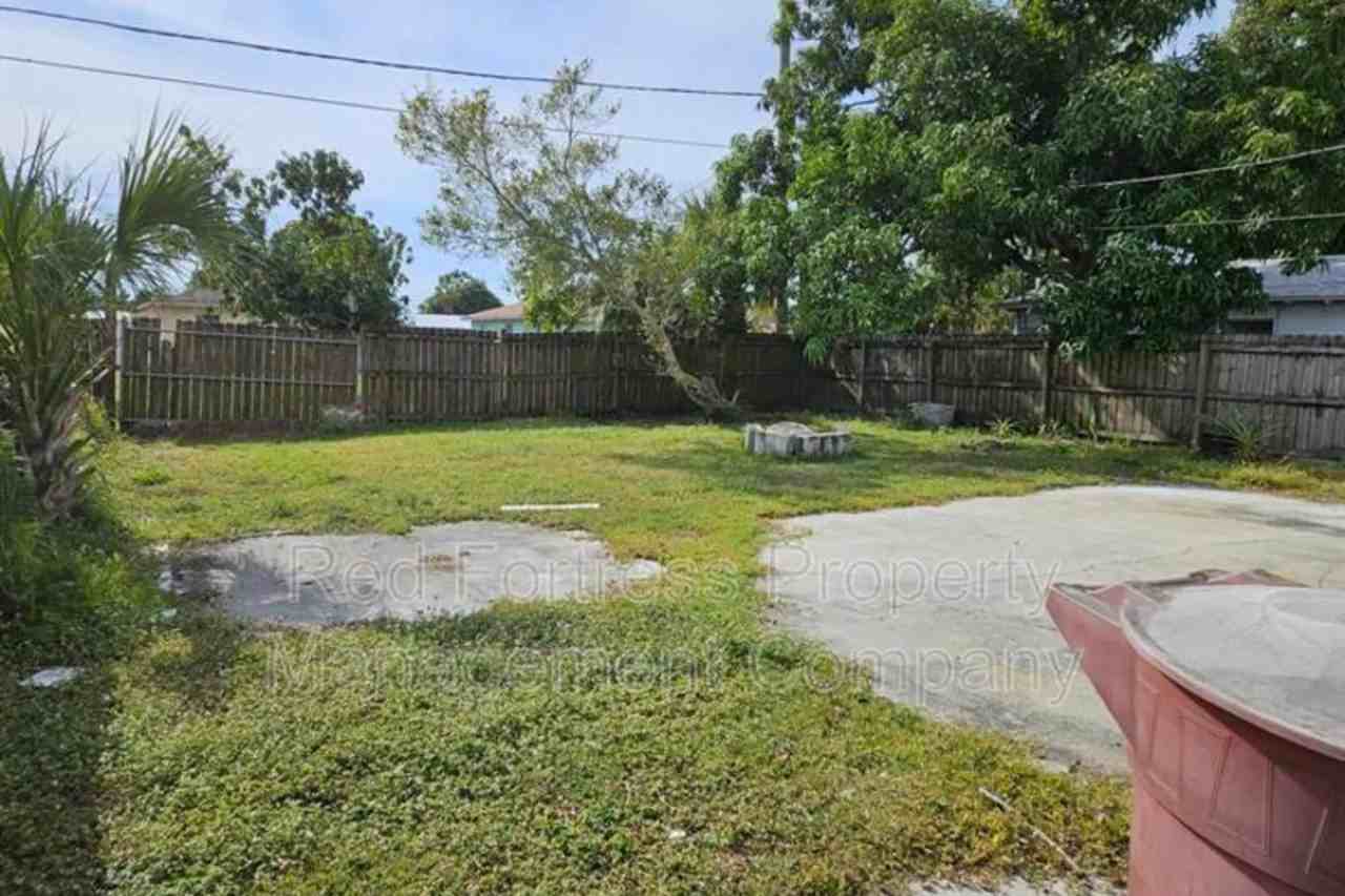 3128 Market St - Photo 3 of 10