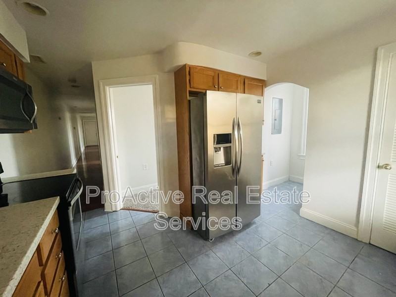 815 W 37th St - Photo 2 of 11