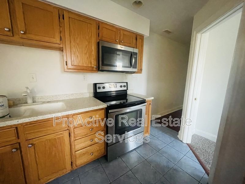 815 W 37th St - Photo 3 of 11