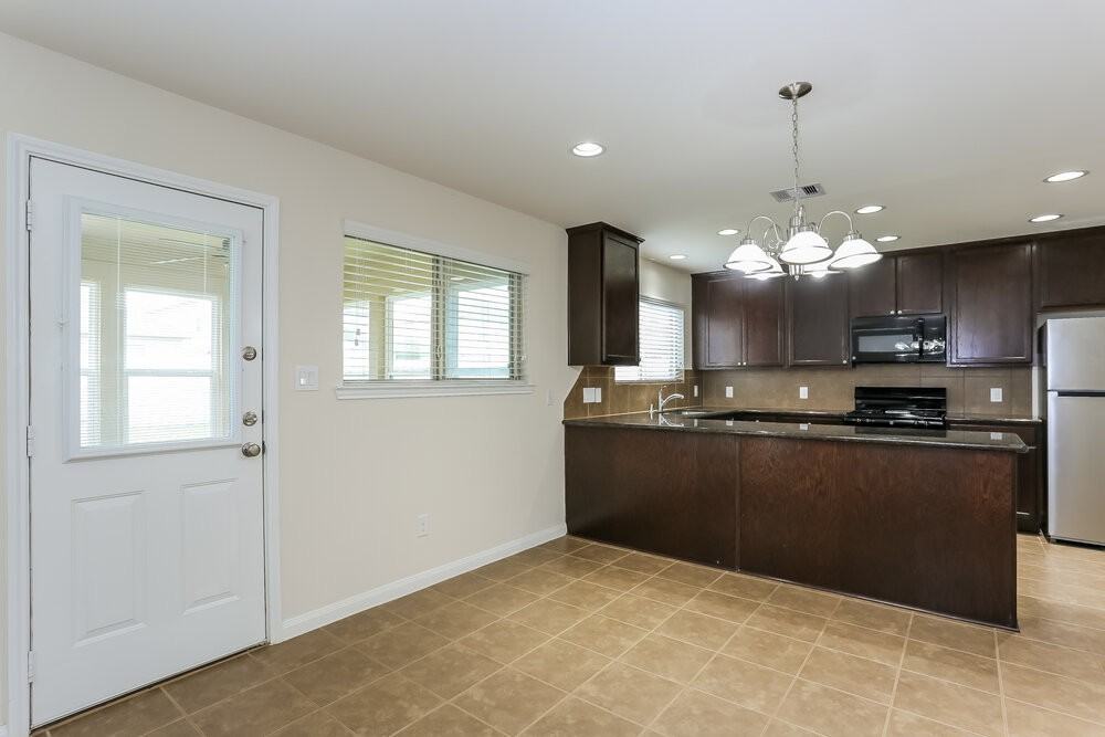 13230 Chanel Dr - Photo 5 of 17